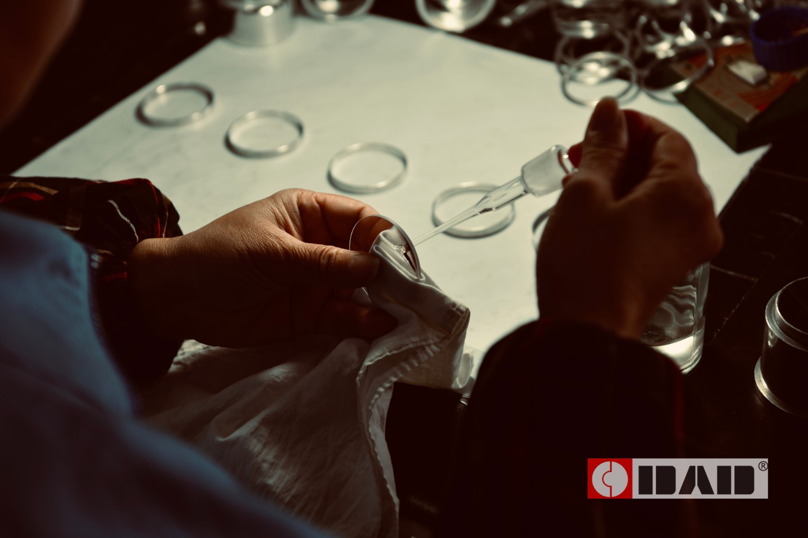 1817808071192.jpg Changzhou DADI technician performing manual optics cleaning for surveying instruments